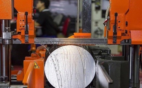 江海立式金属带锯床切削出现跑带故障解决方法！